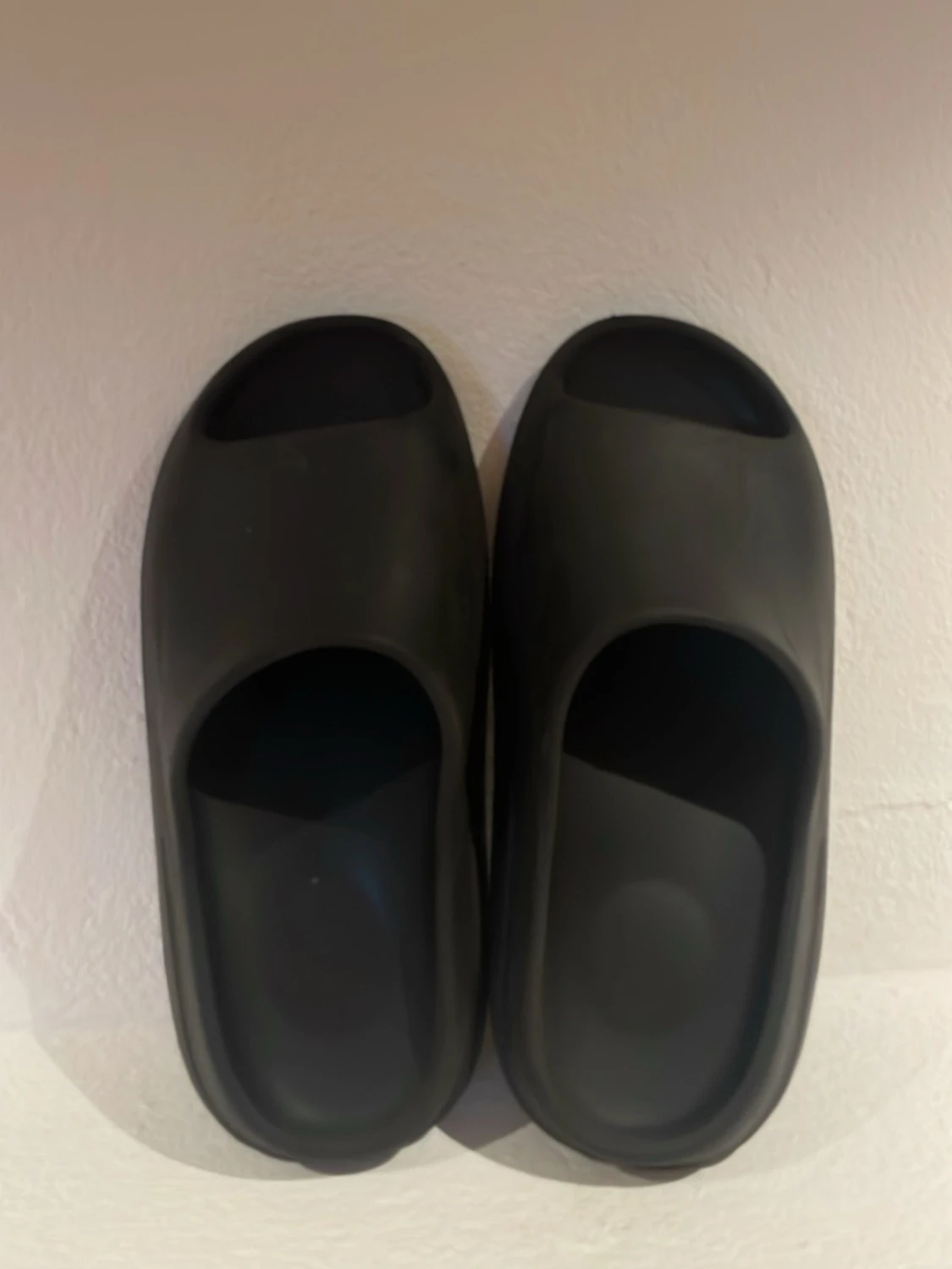 Svarta Yezzy Slides  - 2
