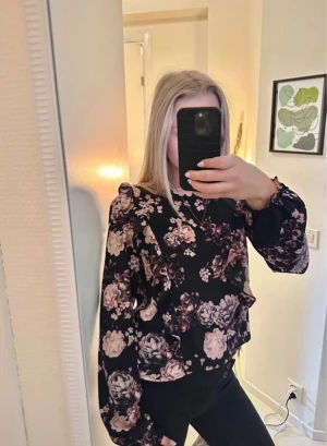 Blommig blus - Söt och somrig blus i nyskick! Perfekt för varma dagar. Den är lätt och fin i materialet med en knapp baktill. Den är oanvänd och i storlek 170, men skulle säga att den passar som S.