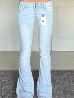 Jeans - Midjemått: 31cm rakt över, innerbenslängd: 83cm 💗 inga lappar