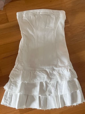 Jeans volangklänning - Vit jeanklänning i nyskick! 😍
