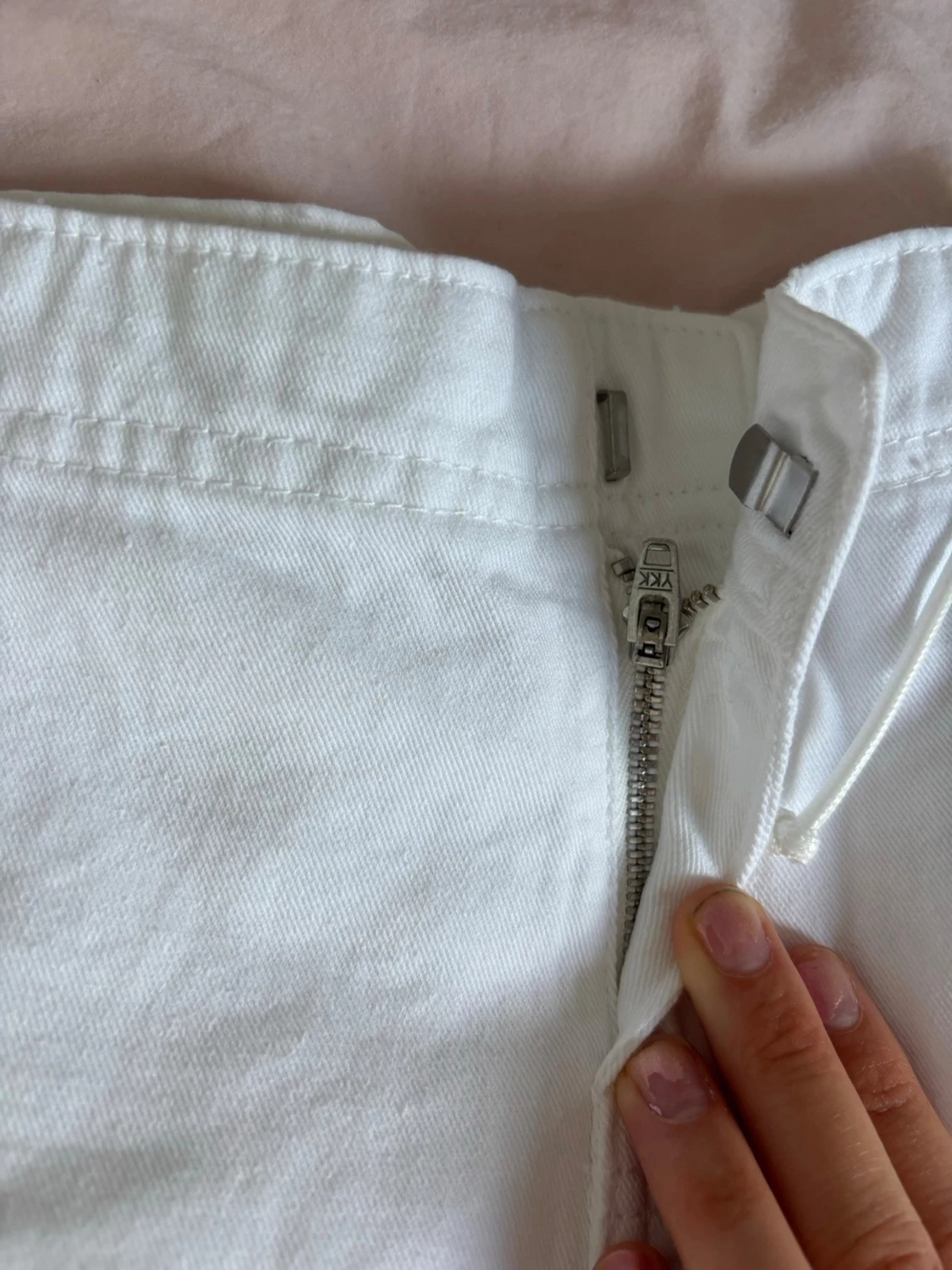 Vita shorts med snörning i sidan - 4
