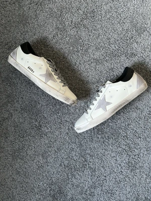 Golden Goose - Helt nya Golden goose! Har aldrig använts. Är i storlek 45, låda får med. Hör av er vid funderingar😄🤩