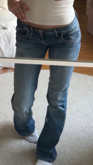 Ltb jeans - Ltb jeans i modellen, low waist bootcut jeans, molly 400 heter själva byxan😍😍de är verkligen så fina men kommer inte till använding längre, storlek 25/34🥰. Lite slitningar vid benen men inget man tänker på!