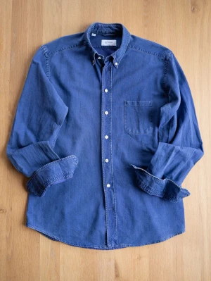 Blå skjorta från Eton i bomull - Snygg blå skjorta från Eton i mjuk bomull. Klassisk button-down krage, vita knappar och bröstficka. Perfekt till jeans eller chinos för en clean look.