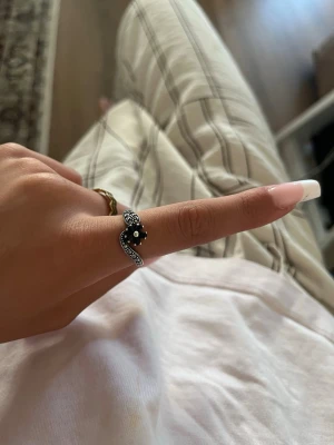 Silvriga ringar med pärldetalj - Säljer mina silver smycken då jag byte till guld.