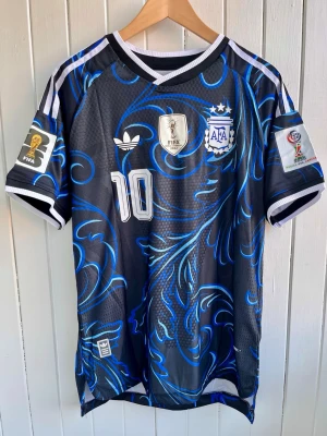 Leo Messi - Argentina Vm 2026 - Player version - Säljer en (snart) klassisk fotbollströja, Leo Messis argentinska bortamatchtröja från VM 2026. Tröjan är en reprint i nyskick med emblem och patchar av högsta kvalité.   Storlek:XL, men liknar mer L. Denna tröja är en player version, tröjan som spelarna själva använder. Bättre kvalité och passform (slim fit).  Kan skickas snabbt eller hämtas i Majorna i Göteborg.    #fifa #WorldCup #panini #fotboll #fifa #Argentina #panini #fotboll #fashion #Messi #Barcelona #Ronaldo