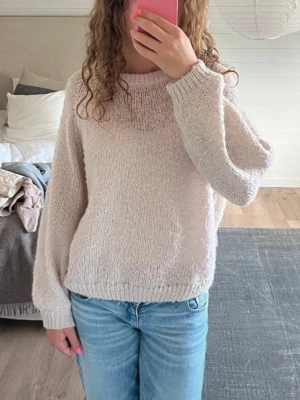 Beige stickad tröja - Jag säljer en stickad tröja från Vila i storlek L. Men funkar lika bra för mig som i vanliga fall har storlek XS-S att ha lite oversized. Den har en rosett på baksidan som går att knyta hur man vill ha den. OBS den är nopprig, (se bilder).🤍 Skriv vid funderingar!💗🌸