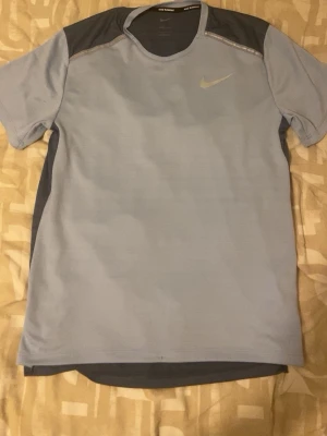 Nike Miller t-shirt - Snygg ljusblå tränings t-shirt från Nike. Bra skick! Köpt för 500kr