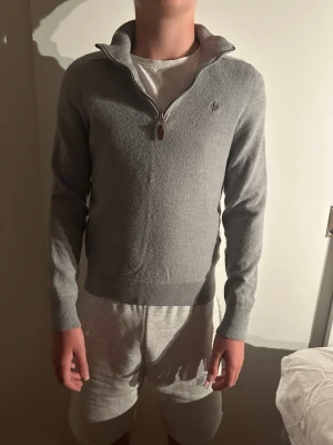 Morris zip tröja - En Morris zip tröja som inte används längre. Den har krymt efter tvätt derför säljs den.