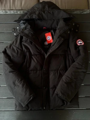 Svart dunjacka från Canada Goose - Säljer en snygg jacka från Canada Goose! Jackan är i mycket bra skick och har inga defekter. Qr-kod går att scanna och man kommer till Canada goose hemsidan. Om ni har några frågor så är det bara att höra av er😊