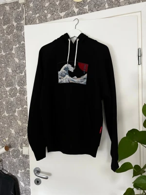 Hoodie - Vågen hoodie i storlek s/m. Köpt second hand, jag har knapt använt. 