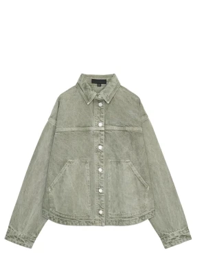 Ljusgrön oversized jeansjacka - Trendig ljusgrön jeansjacka i oversized modell med stora framfickor och klassisk krage. Jackan har raka ärmar, knäppning med knappar och är tillverkad i tvättad denim för en avslappnad look.