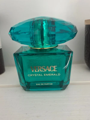 Versace Crystal Emerald parfym - Versace Crystal Emerald Eau de Parfum i en lyxig smaragdgrön glasflaska med facettslipat lock och gulddetaljer. Den är i en 90ml flaska och aldrig använd 💕