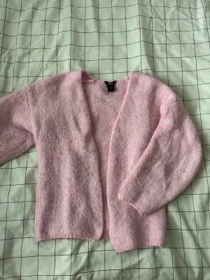 Ljusrosa kofta från Lindex - Säljer en populär kofta från Lindex. Rosa. Storlek XS/S. Fint skick. 🤍