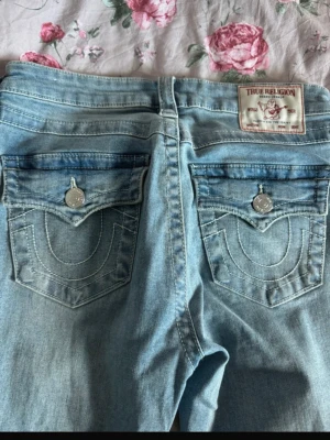 True Religion ~ Becca mid Rise bootcut - Säljer ett par super snygga true religion jeans som aldrig kommer till användning längre, de är använda ett fåtal gånger så i fint skick förutom att det är lite slitet längst ner på båda benen. (Se bild 5).  Storlek: 27