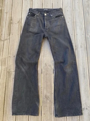 Svarta raka jeans med fem fickor - Säljer ett par svarta jeans med rak passform och klassisk femficksdesign. Jeansen har normal midja, knappgylf och är tillverkade i ett robust denimtyg. Perfekta för dig som gillar en clean och tidlös look.