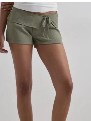 Olivgröna shorts med snörning - Snygga olivgröna shorts med bred linning och knytband i midjan. Aldrig använda.