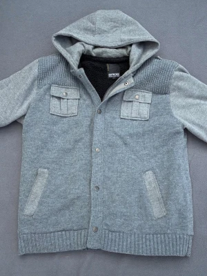 Unik cardigan  - Unik stickad cardigan med fina detaljer. Storlek XXL, sitter som XL/L. 