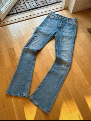 Nudie bootcut jeans - Säljer ett par ljusblå bootcut jeans från Nudie jeans. Hur av er vid minsta fråga!😁