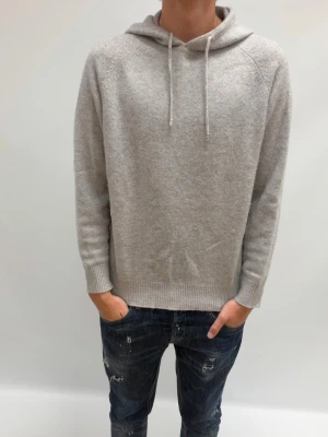 Soft goat kash hoodie  - Snygg Kashmir hoodie från soft goat använda väldigt sällan men riktigt skön speciellt nu till hösten/ vintern nypris 3500. Jag är 190 väger 75 kg 