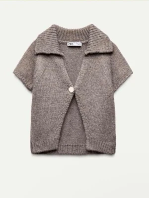 Beige stickad kofta från Zara - super söt kortärmad stickad kofta från Zara 🤎Fint skick och skön, storlek S🥰