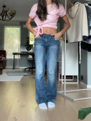 Blå bootcut jeans med fickdetaljer - Auktioneras ut på Plick live 13/08 kl 18:00💛har själv sytt om så dom blivit mer lågmidjade. 