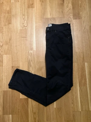 Acne Jeans - Storlek 32/32 - Acne Studios Jeans för män, modellen är ”Ace Ups Black”. Storlek Waist 32 / Lenght 32. Jeansen är nyskick, inga skador/slitage. Hör av dig vid intresse/frågor. PRIS KAN DISKUTERAS!