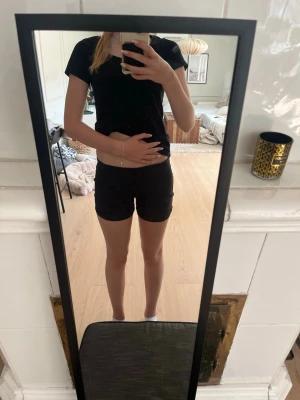 Svarta tighta shorts  -  Jag säljer ett par svarta träningsshorts som jag tror är från Ullared men jag vet inte heller storleken . Jag tror att storleken är mellan XS och S 