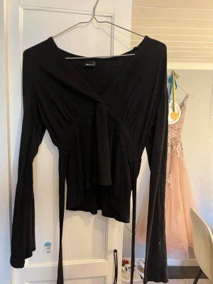 Knyttröja  - Säljer denna tröja från Gina tricot. Man knyter den i ryggen och är v ringad fram. Storlek xs 