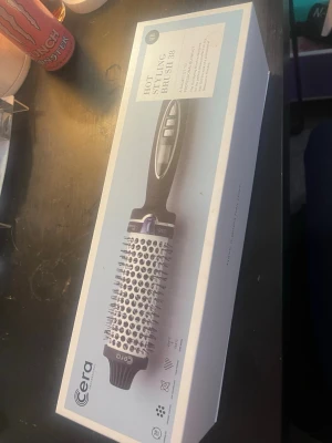 Cera Hot Styling Brush 38 - Elektrisk stylingborste från Cera med rund form och metallborst. Borsten har digital display och flera knappar för inställningar. Perfekt för att skapa volym och lockar i håret. Färg: svart och silver.