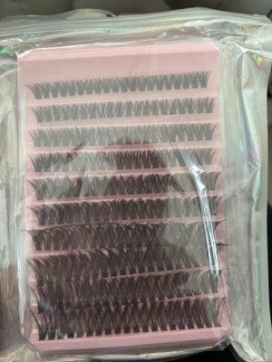 Svarta individuella lösögonfransar - Ett set med svarta individuella lösögonfransar i olika längder, förpackade i en rosa plastbricka.säljer eftersom ska sluta med fransar och har pack med massa frasnar hemma, Fransarna är täta och har en naturlig böj, perfekta för att skapa en fylligare fransrad eller för volymfransförlängning.