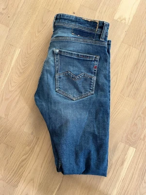  Replay jeans - Snygga blå slim fit jeans från Replay med klassisk femficksdesign och slitningar de passar dig som är 175-182 även w29-w31