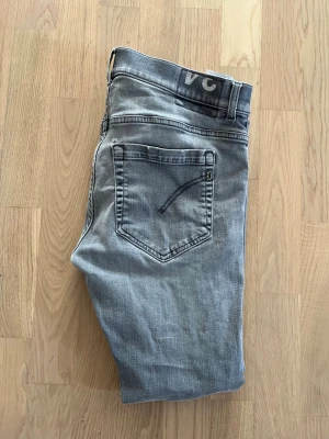 Ljusgråa skinny jeans - Säljer ett par ljusgråa don dup jeans, riktigt feta de är i storlek 32-30 skulle jag säga i längden så passar jeansen för dig som är cirka 172-180cm lång dunder pris för 749kr