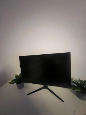 Samsung 144hz gaming skärm - Samsung Odyssey G3 27" 144Hz Gaming Monitor – S27AG304NU Säljer en Samsung Odyssey G3 27-tums gamingskärm i fint skick. Perfekt för gaming, men fungerar självklart även utmärkt till vanlig datoranvändning, jobb och skola. Specifikationer: 27" Full HD (1920×1080) 144 Hz uppdateringsfrekvens 1 ms responstid VA-panel AMD FreeSync Premium 3000:1 kontrast HDMI + DisplayPort Originalstativ Samsung Odyssey G3 Skärmen fungerar som den ska och bilden är bra.
