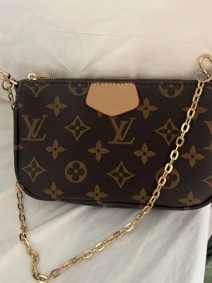 Louis Vuitton liten väska med kedja  - Super fin Louis Vuitton väska med kedja! (Vet ej om den är äkta) Säljer då den ej kommer till användning! 