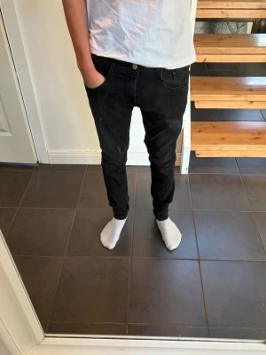 Svarta replay anbass hyperflex jeans i mycket bra skick - Säljer ett par svarta replay anbass hyperflex. Hör av dig vid funderingar