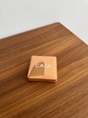 Highlighter från CAIA - Färgen är Sydney. Är helt ny och oanvänd. Nypris är 395 kr.