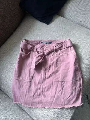 Rosa jeans kjol från only 💗 - Säljer denna kjol i väldigt fint skick finns inga skador eller liknande som fläckar oså . 💗 