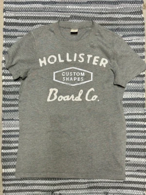 Vintage Hollister T-shirt  - Sjukt fet vintage hollister T-shirt från 2000s!| Mycket fint skick, storlek S| Skriv vid frågor och funderingar!⭐️