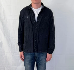 Linneovershirt i blått - Begagnad linneskjorta/overshirt i marinblått, storlek M.