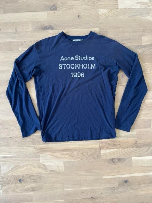 Acne studios Long sleeve  - Säljer en acne studios long sleeve i storlek M. Den är i fint skick och har inge skavanker. Revorna i kragen och där nere samt armöppningen ska vara så. Den är lite overzised i passformen. Hör av er vid frågor.  Autentisk men har tyvärr inte kvitto🙌