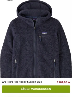 Blå fleecejacka med huva Patagonia - Mysig mörkblå fleecejacka från Patagonia med huva och hel dragkedja. Jackan har tre fickor med dragkedja och en retro look. Perfekt för kyliga dagar och outdoor-häng. Köpte den för ungefär 3 mån sen💓