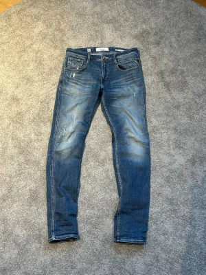 Replay Jeans W31 L34 - Anbass Replay Jeans (Aged 05) | Riktigt snygga replay jeans med slitningar | Storlek: W31 L34 | Nypris: 1899kr | Längd: 110cm Midja: 43cm Fotöppning: 17cm | Hör av er vid funderingar👍