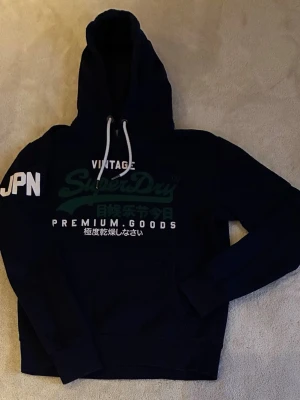 Superdry hoodie - Superdry hoodie i mycket bra skick bara använd ett fåtal gånger. Storlek XL men liten i storleken sitter bra på L men kan även sitta okej på M. Hör av er vid frågor🤝 Kolla gärna in mina andra grejer också;)
