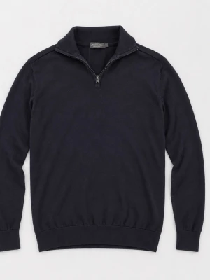 Mörkblå quarter zip tröja - Mörkblå stickad tröja med hög krage och halv dragkedja framtill. Tröjan har långa ärmar, ribbade muddar och nederkant. Perfekt för lager på lager och enkel att matcha med olika outfits.