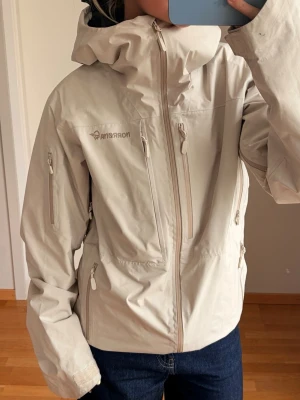 Norrøna Lofoten skidjacka - Norrøna Lofoten Gore-Tex insulated Jacket W Oatmeal i storlek L, köpt för 6999kr. Använd en säsong finns därför tecken på användning men i mycket bra skick. Snölås finns på insidan och ficka för liftkort osv. Den perfekta och snyggaste skidjackan helt enkelt! Finns dragsko längs ner. Storlek L men passar mig som är en S/M också!