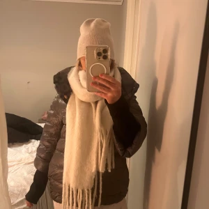 Herno jacka - Säljer jättefin och skön herno jacka! På bilden ser man hur insidan ser ut (kamouflage liknande) 
