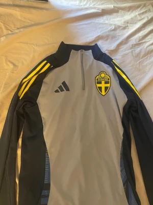 Svensk träningsjacka från Adidas - Svensk landslagskofta storlek S ( pris kan diskuteras)