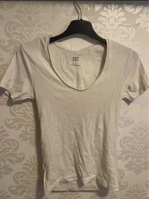 Vit v-ringad t-shirt