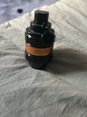 Spicebomb extremt Viktor&rolf parfym  - Säljer denna då den inte används, 75% kvar typ. Nypris 1000 kr. Noter : vanilj tobak varmt kryddig söt kanel pudrig friskt kryddig